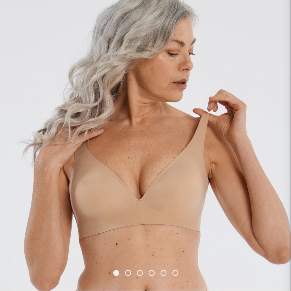 Evelyn & Bobbie Starlette Plunge Bra - size large in sand NWT
